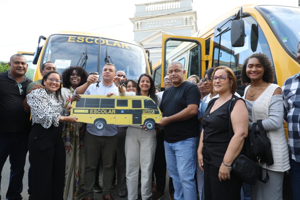 Após incêndio em garagem, Governo entrega novos ônibus de transporte escolar e garante continuidade das aulas de Santo Estevão