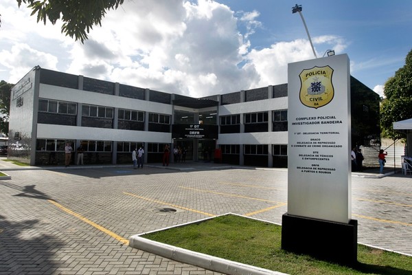 Advogado é conduzido à delegacia, em Feira de Santana, por descumprir medida protetiva e ameaçar a própria irmã