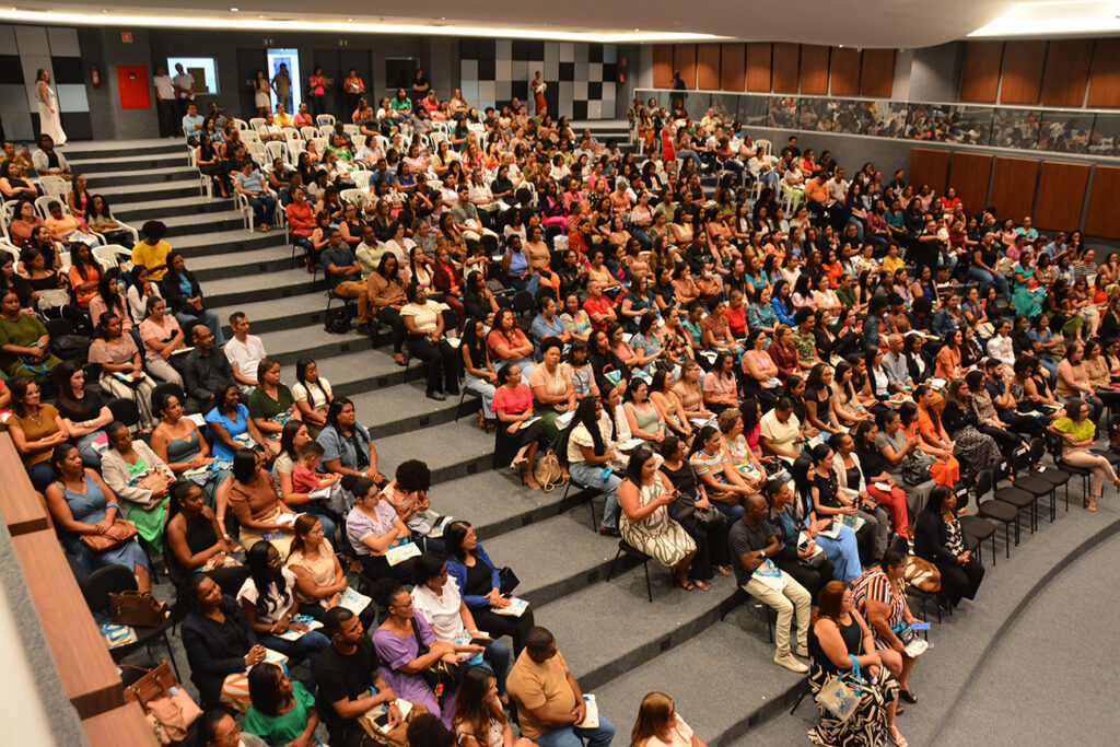 Mais de 450 cuidadores assinam contrato via REDA para atuação nas escolas de Feira