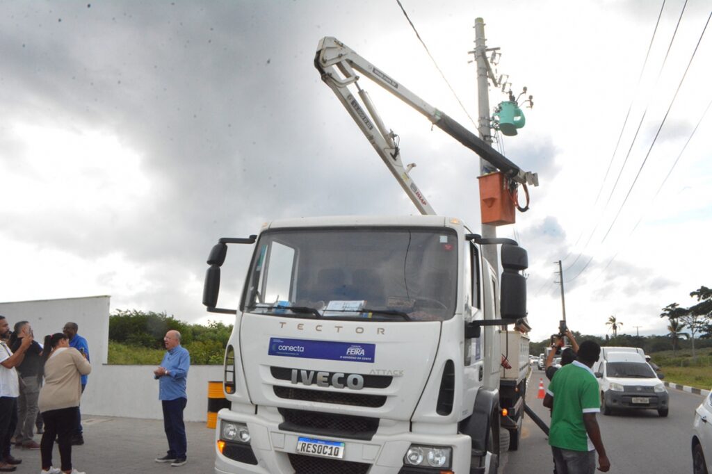 Prefeitura de Feira inicia implantação de moderna iluminação na avenida Sílvio Matos