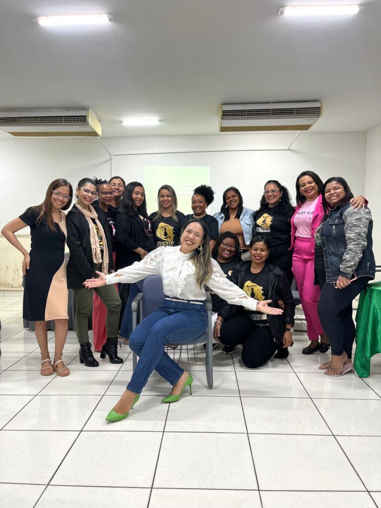 Manicures aprendem sobre ChatGPT e redes sociais em capacitação promovida pela Acefs com apoio da Faceb