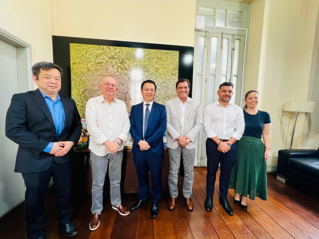 Angelo Almeida e José Ronaldo se reuniram com executivos da BYD para tratar de investimentos em Feira de Santana