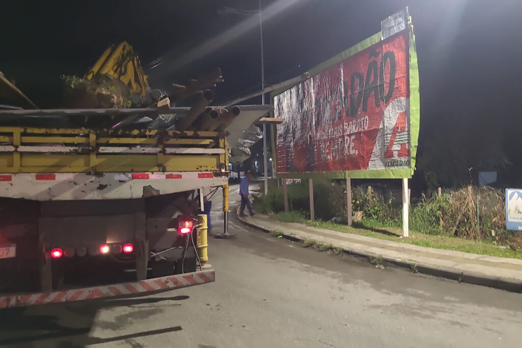 Outdoors ilegais são derrubados em ação da Prefeitura de Feira, de combate à poluição visual