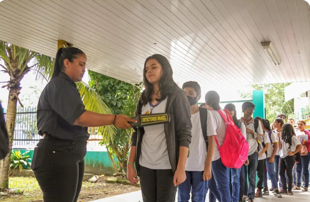 Câmara aprova projeto que autoriza detectores de metais em escolas municipais de Feira