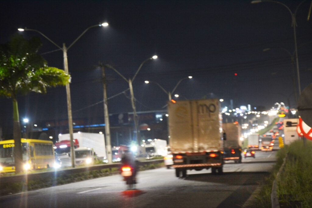 Trecho da BR-324, em Feira de Santana, passa a contar com iluminação em LED
