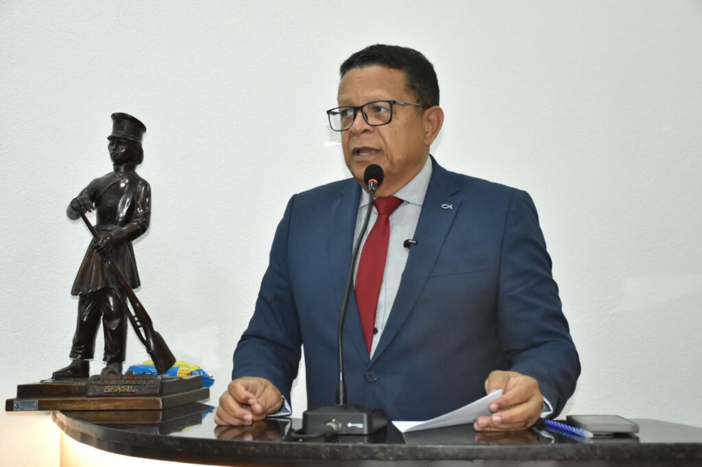 Vereador feirense pede liberação de cobra usada por palestrante em campanha contra o suicídio