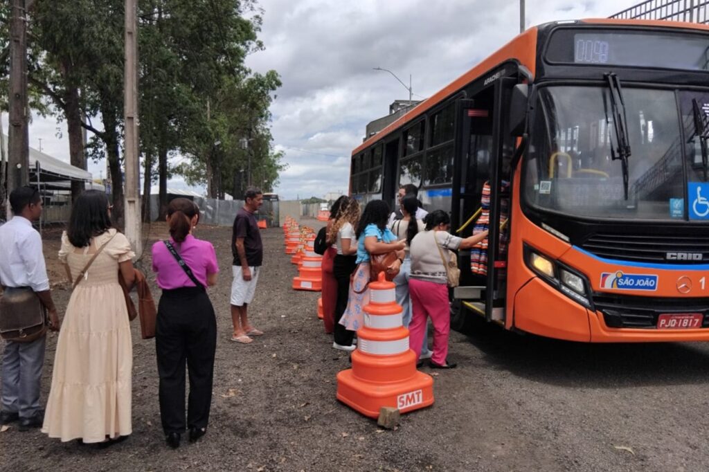 A cada 40 minutos, ônibus levam e trazem gratuitamente passageiros do Parque de Exposição