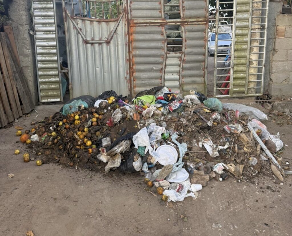 Após flagrante de descarte irregular, prefeito de São Gonçalo dos Campos devolve lixo na porta do infrator