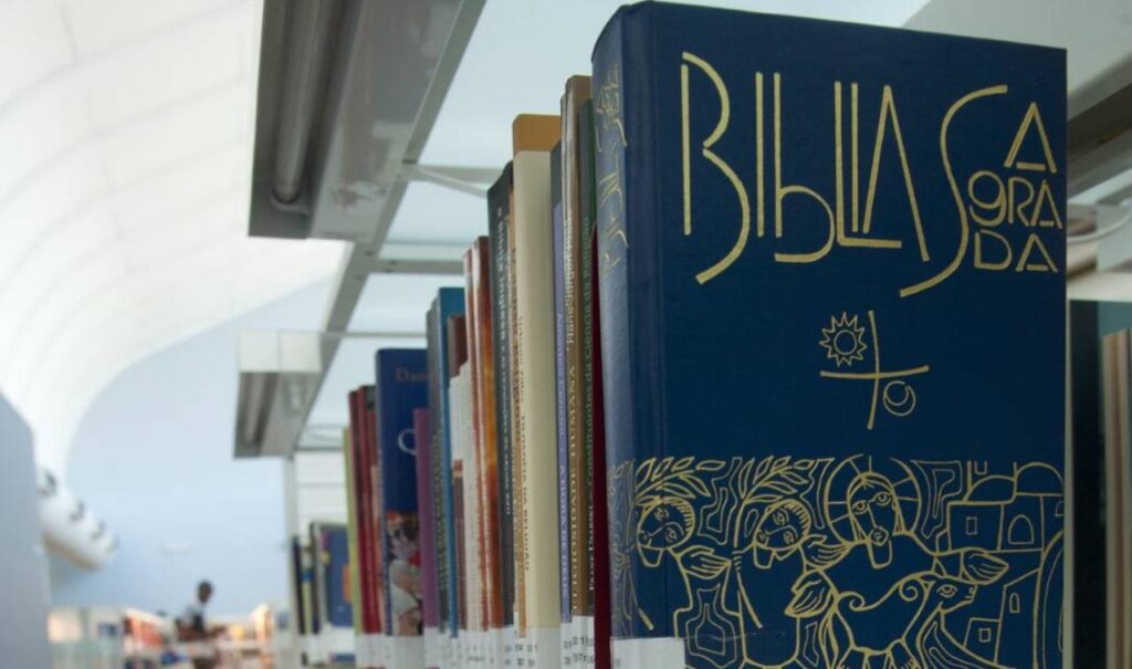 Câmara de Feira aprova projeto que autoriza uso da Bíblia Sagrada como material de apoio e pesquisa nas escolas