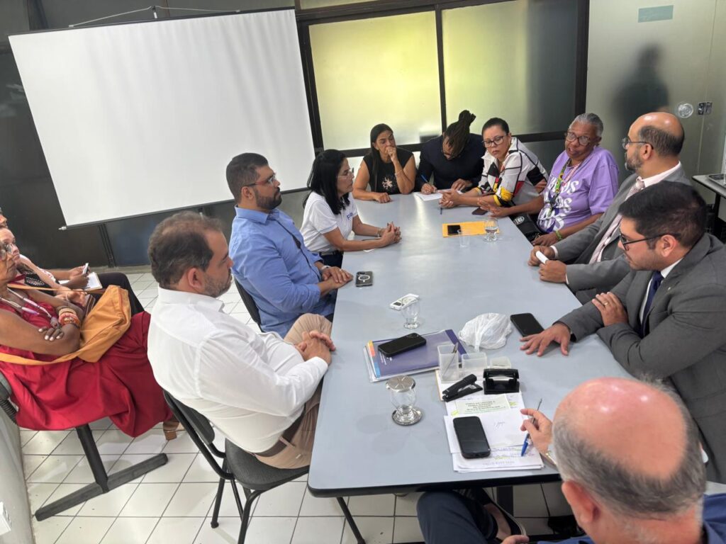 Após divulgação de dados sensíveis no Diário Oficial, prefeito de Feira se reúne com entidades de pacientes