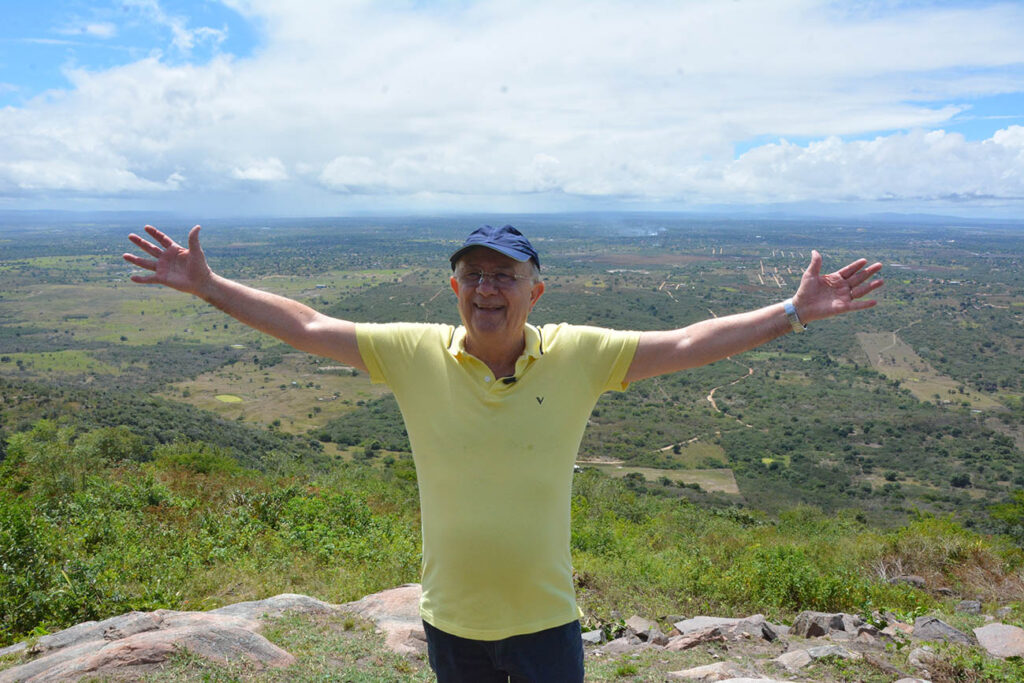Prefeito visita Morro de Pé de Serra e destaca potencial turístico, esportivo e religioso da região