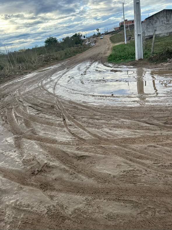 Lama e buracos: moradores relatam abandono de rua no Papagaio: ‘É uma vergonha’