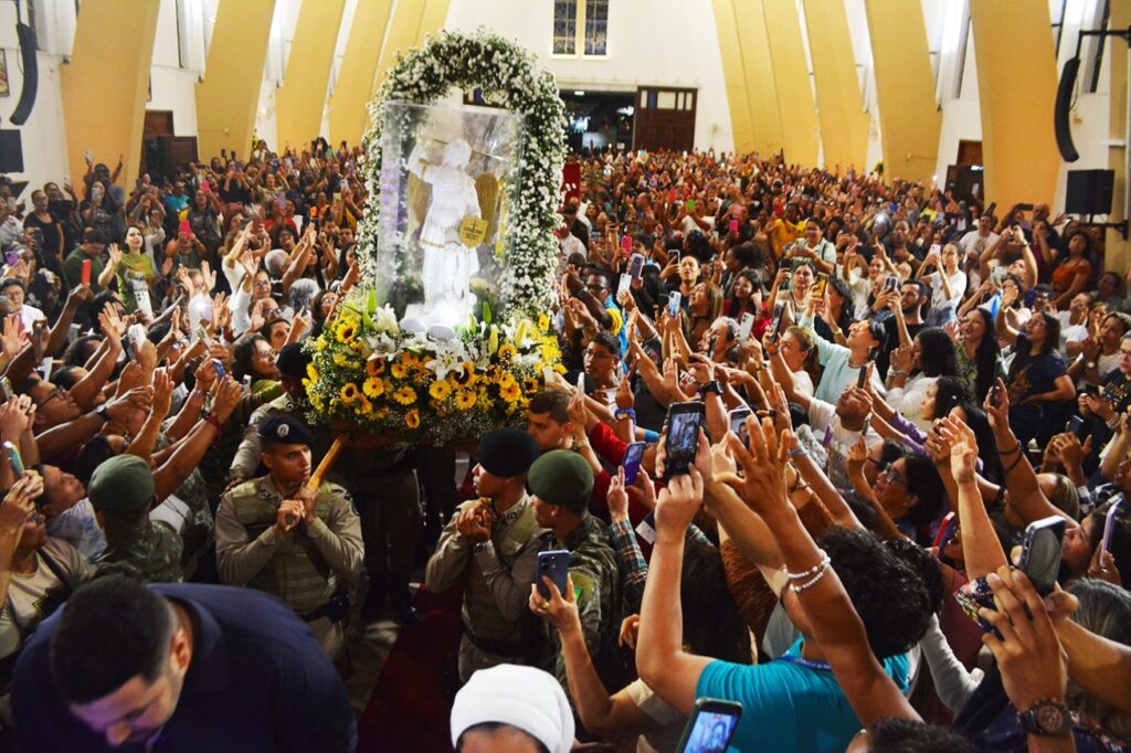 Imagem peregrina de São Miguel Arcanjo visita Feira de Santana e atrai milhares de fiéis