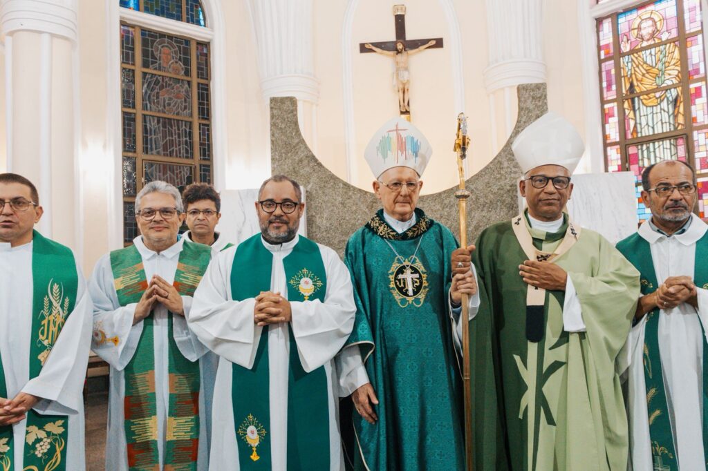 Dom Itamar Vian recebe título de Acadêmico Honorário da Academia Feirense de Letras