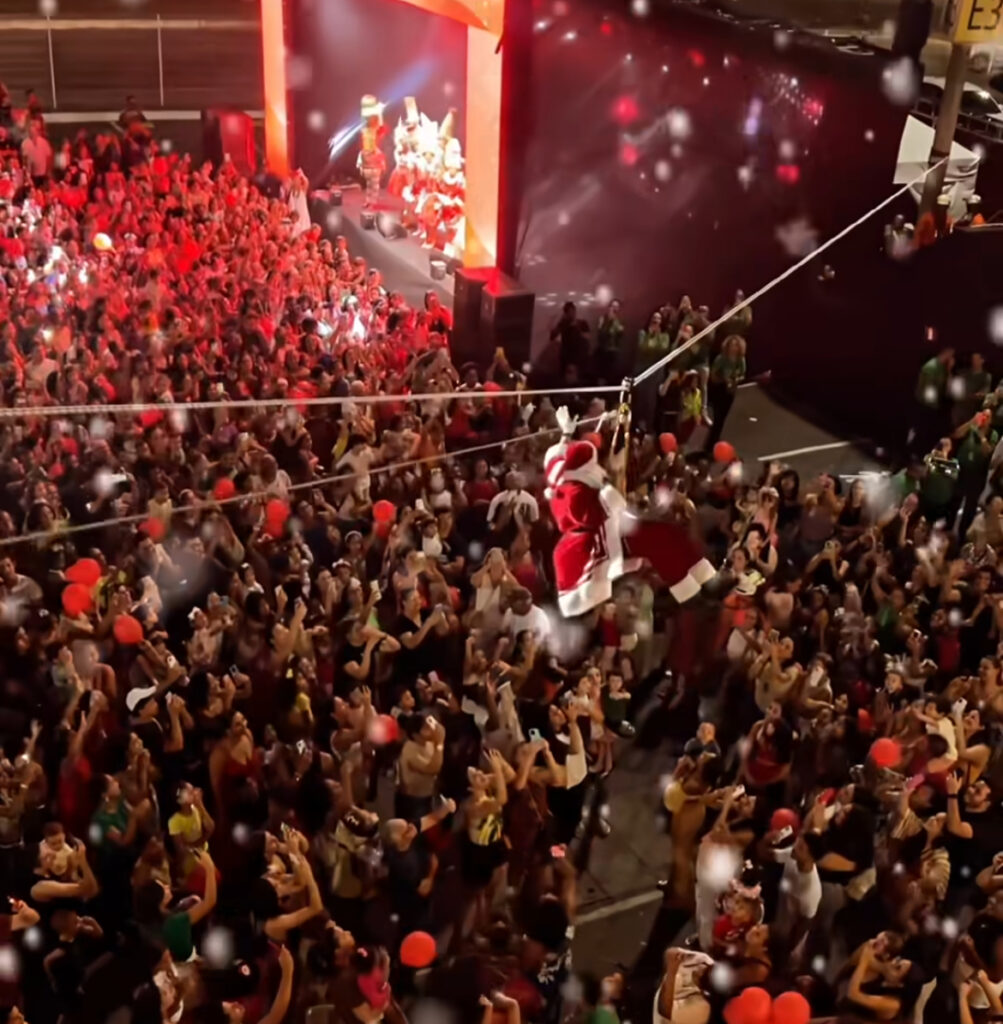 De tirolesa e com direito a cortejo da PM, Papai Noel chega ao Boulevard Shopping e encanta crianças em Feira de Santana