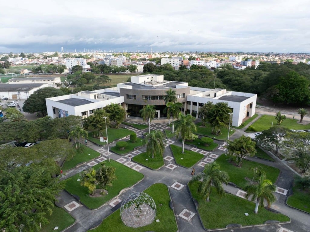 Concurso da Uefs oferece salários de até R$ 2.696 para níveis médio e superior