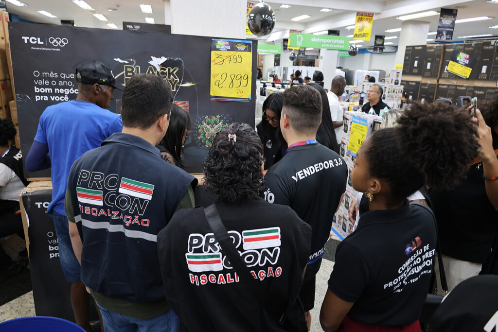 Procon fiscaliza comércio de Feira no último dia da Black Friday
