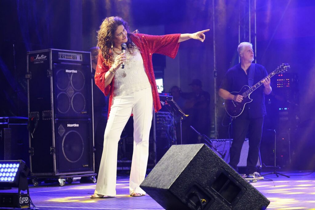 Joanna emociona público durante show do Natal Encantado em Feira de Santana