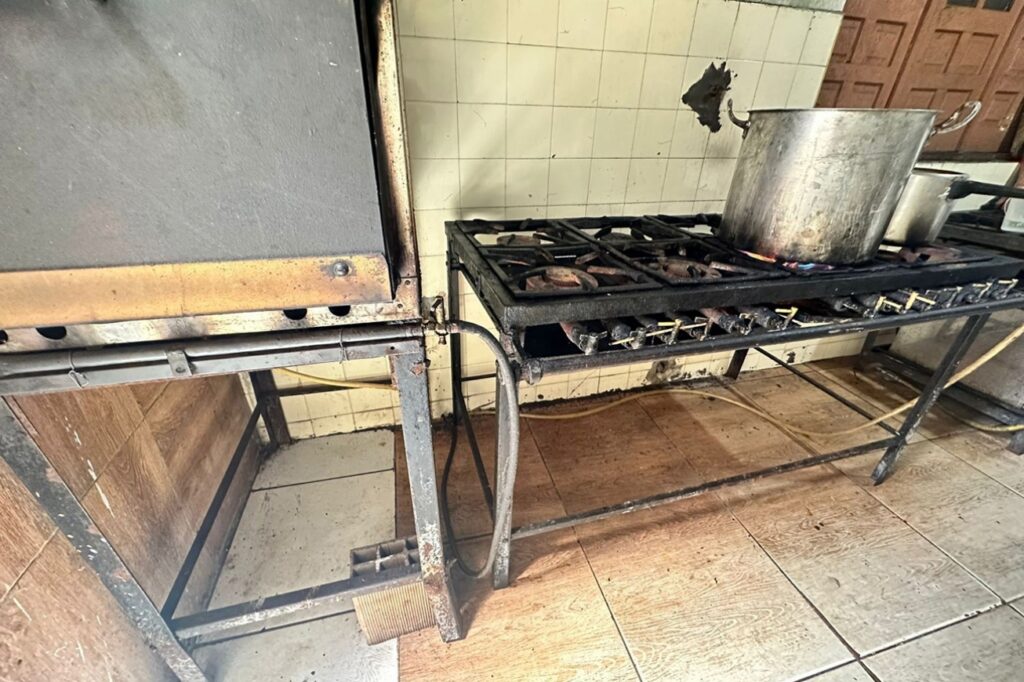 Após denúncia anônima, restaurante na Getúlio Vargas é interditado por condições precárias de higiene