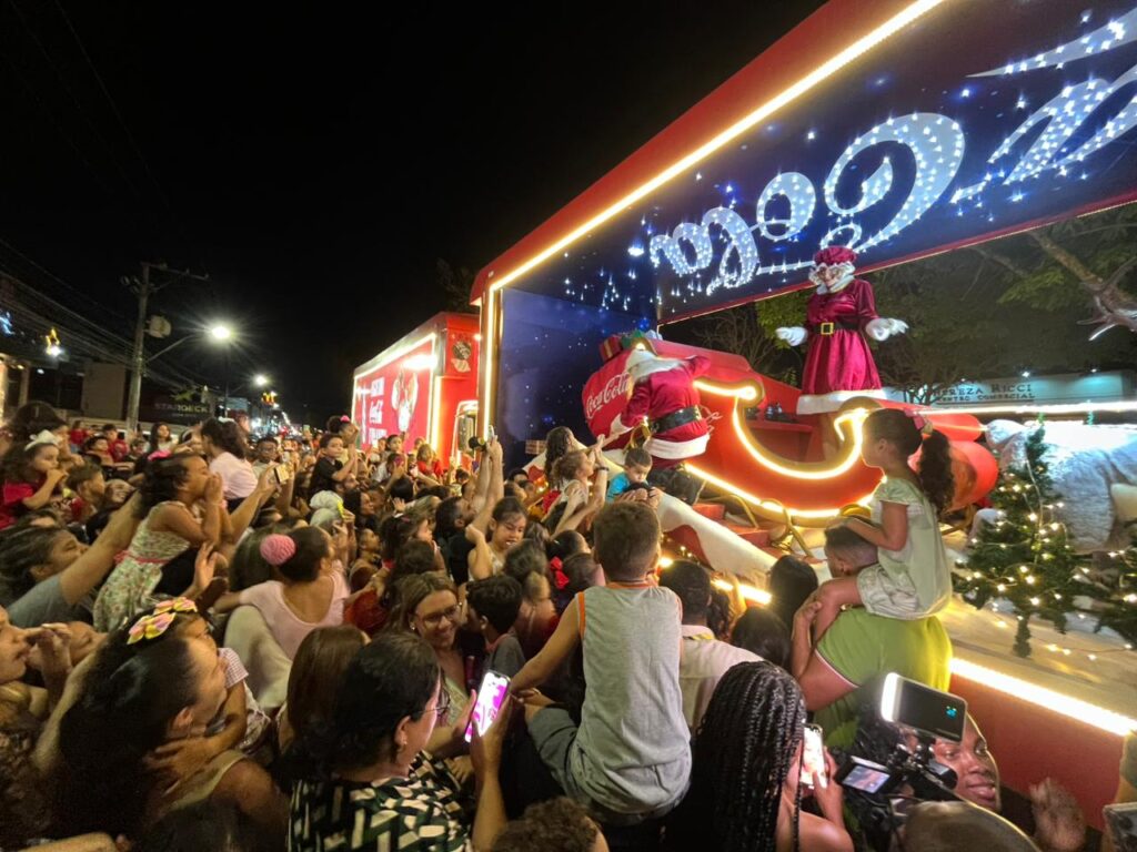 Caravana Iluminada da Coca-Cola atrai famílias e traz a magia do Natal para Feira