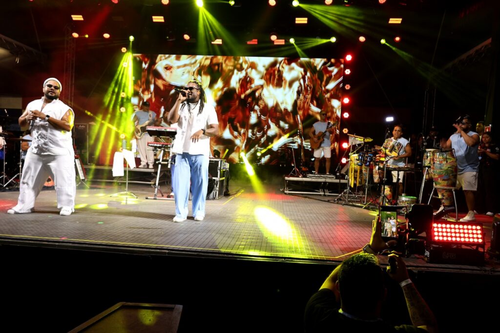 Filhos de Jorge leva axé e samba-reggae ao palco do Natal Encantado