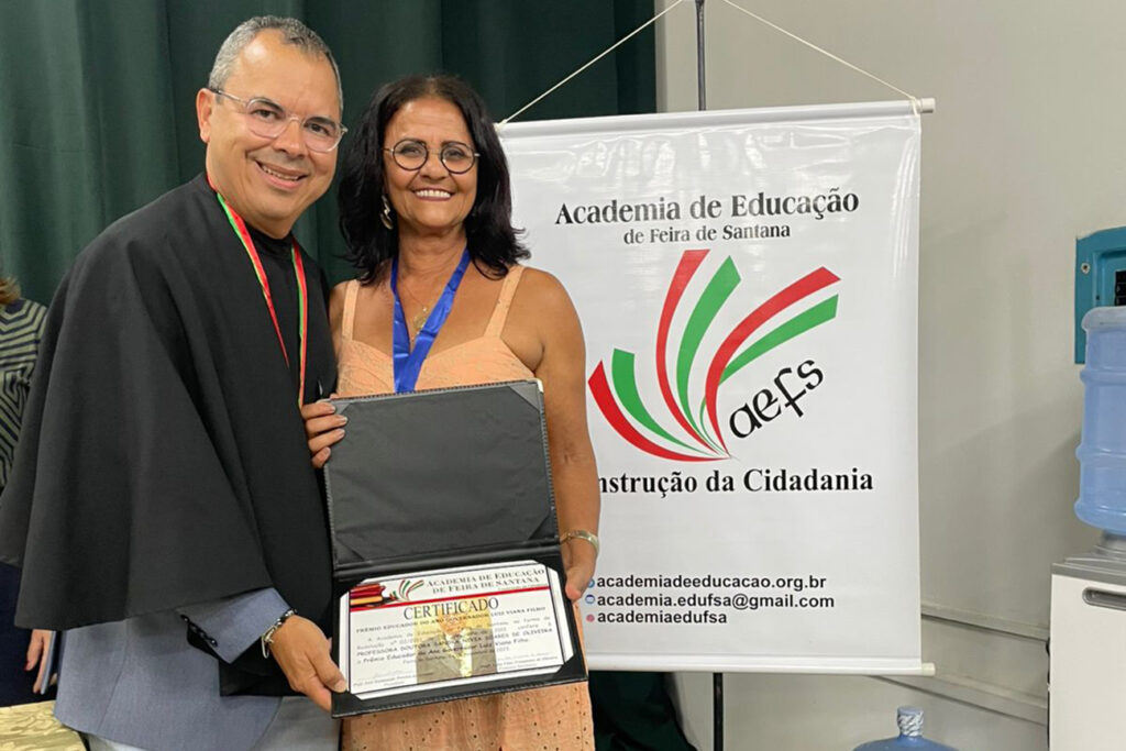 Professora é homenageada por transformar a vida de mais de 100 garis através da alfabetização, em Feira