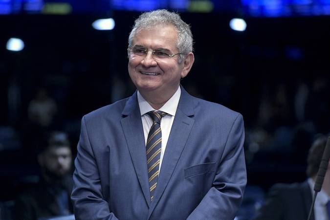 Senador, prefeito e deputados recebem mais altas honrarias da Câmara de Feira