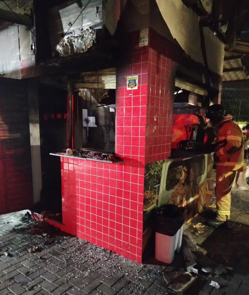 Incêndio deixa lanchonete destruída, na avenida João Durval, e família busca ajuda para recomeçar
