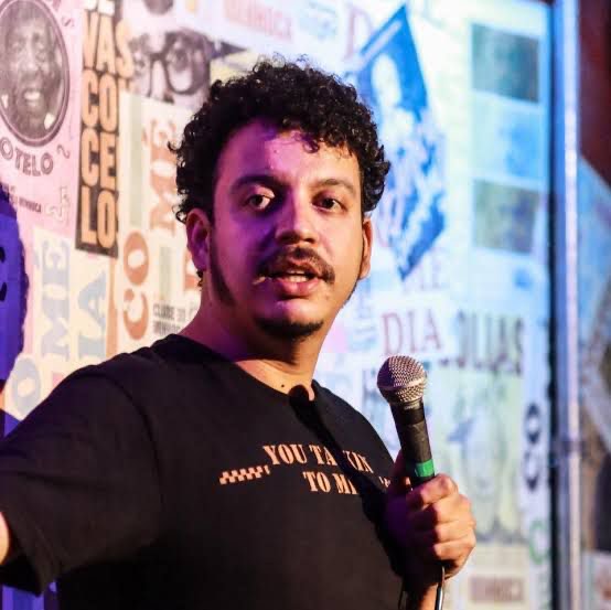 Sucesso nas redes sociais, Rodrigo Marques apresenta stand-up em Feira de Santana
