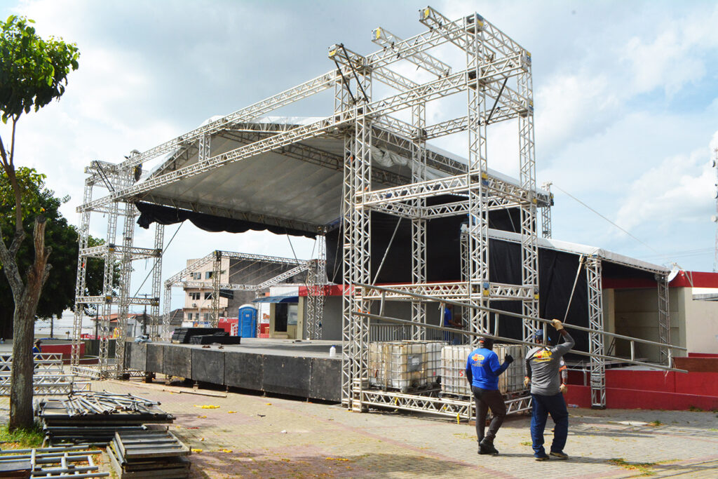 Estrutura do Natal Encantado começa a ser montada na Praça Padre Ovídio