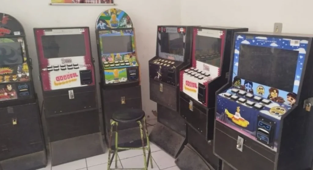 Durante a Operação Força Total, PM apreende caça-níqueis e conduz mulher à delegacia em Feira