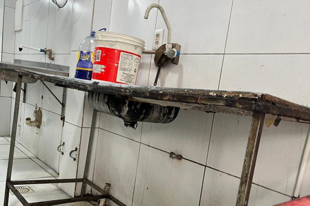 Vigilância Sanitária interdita cozinha industrial em Feira de Santana por condições insalubres