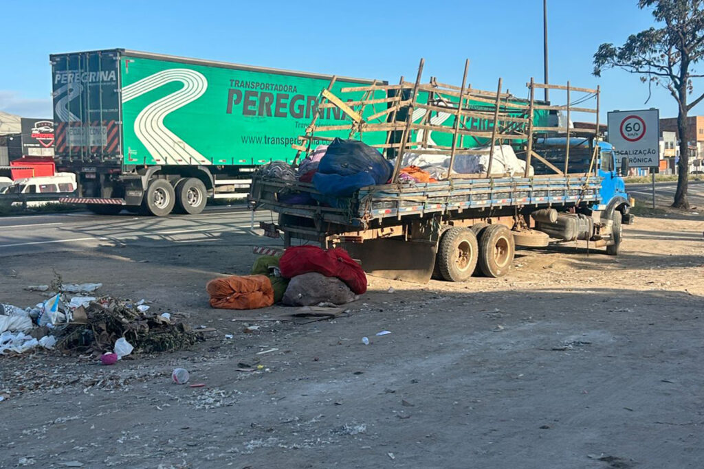 Prefeitura de Feira notifica 25 pessoas e empresas por irregularidades em vias públicas e terrenos baldios