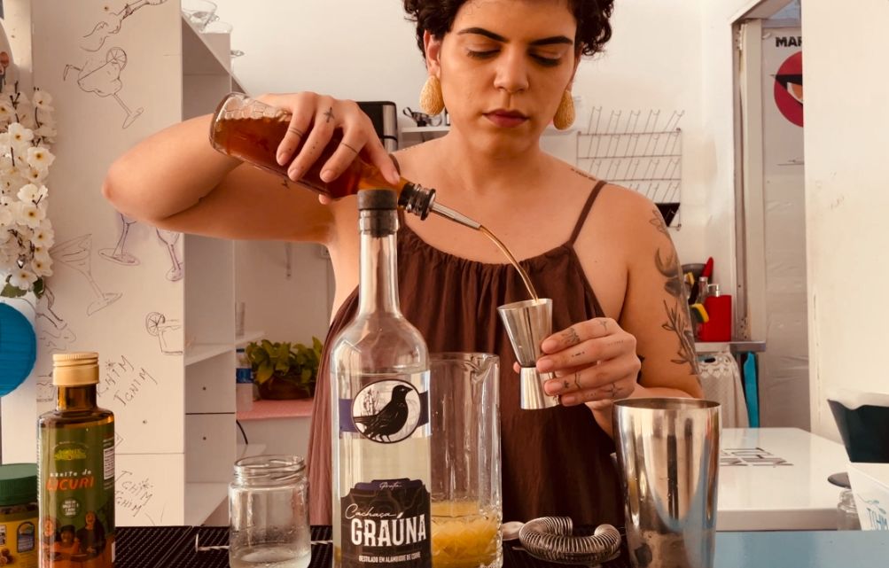 Feirense é finalista em concurso nacional de drinks usando cachaça lavada no azeite de licuri, umbuzada, mel de rapadura e doce de licuri
