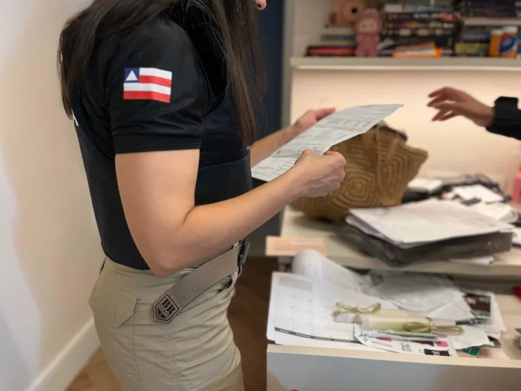 Operação Help Desk: Polícia cumpre busca e apreensão em Feira durante investigação sobre contratos milionários de tecnologia