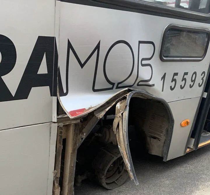 Roda de ônibus se solta e assusta passageiros em Feira de Santana