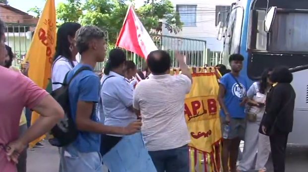 Manifestação bloqueia Terminal Central contra aumento da tarifa de ônibus em Feira