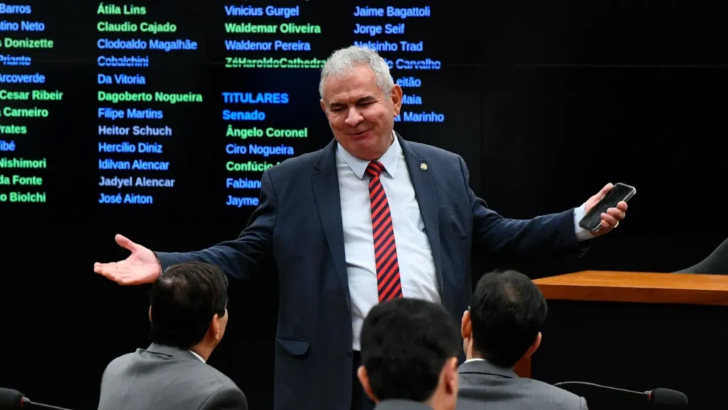 Senador confirma aliança com ACM Neto e decisão sobre novo partido após o Carnaval