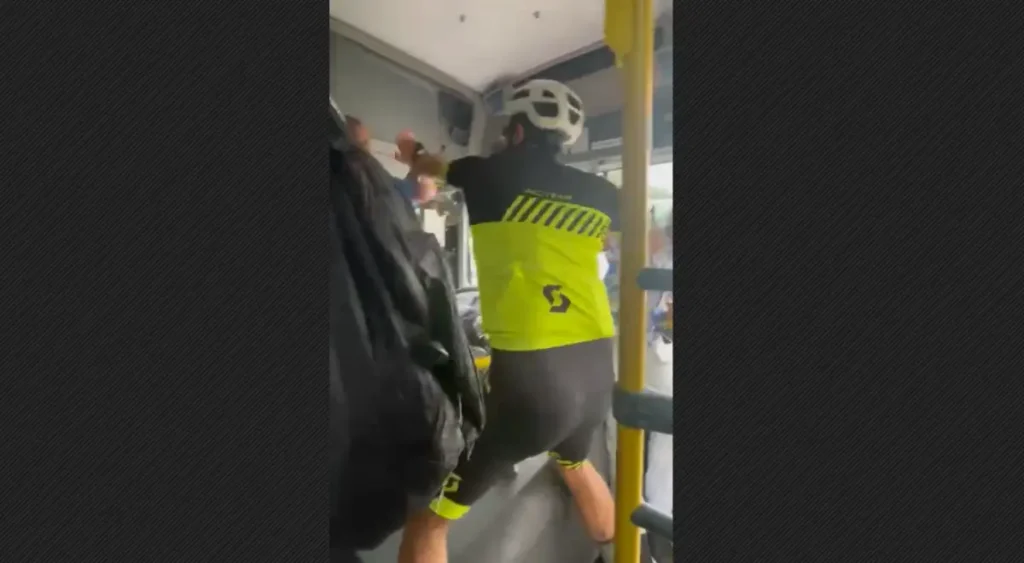 Motorista é afastado após briga com ciclista dentro de ônibus em Feira
