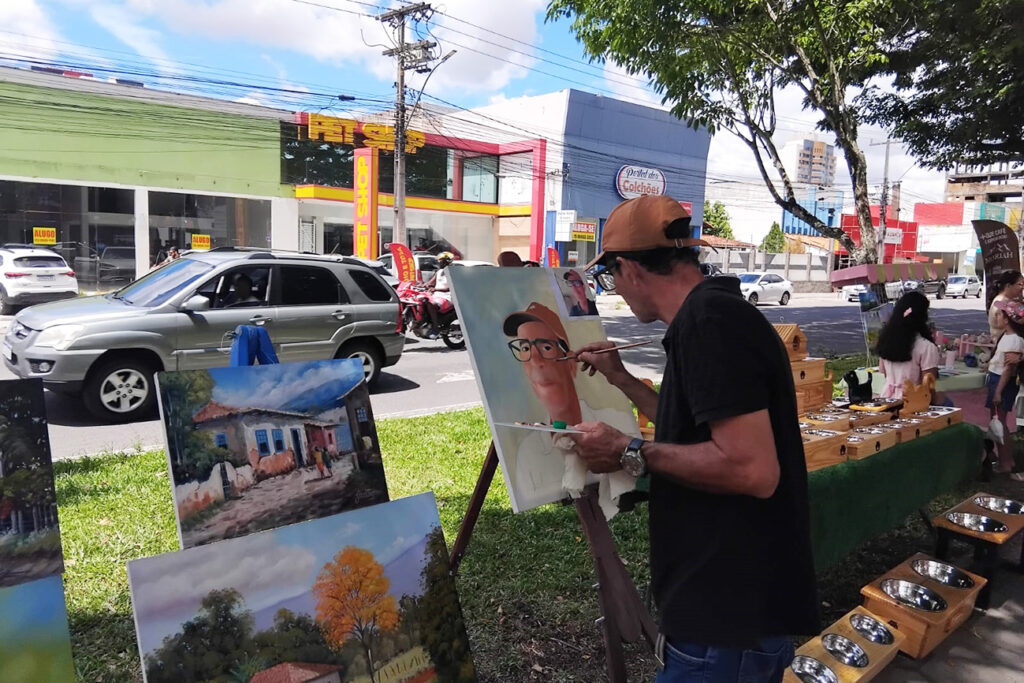 Feira na Avenida realizada a cada quinze dias atrai público para avenida Getúlio Vargas