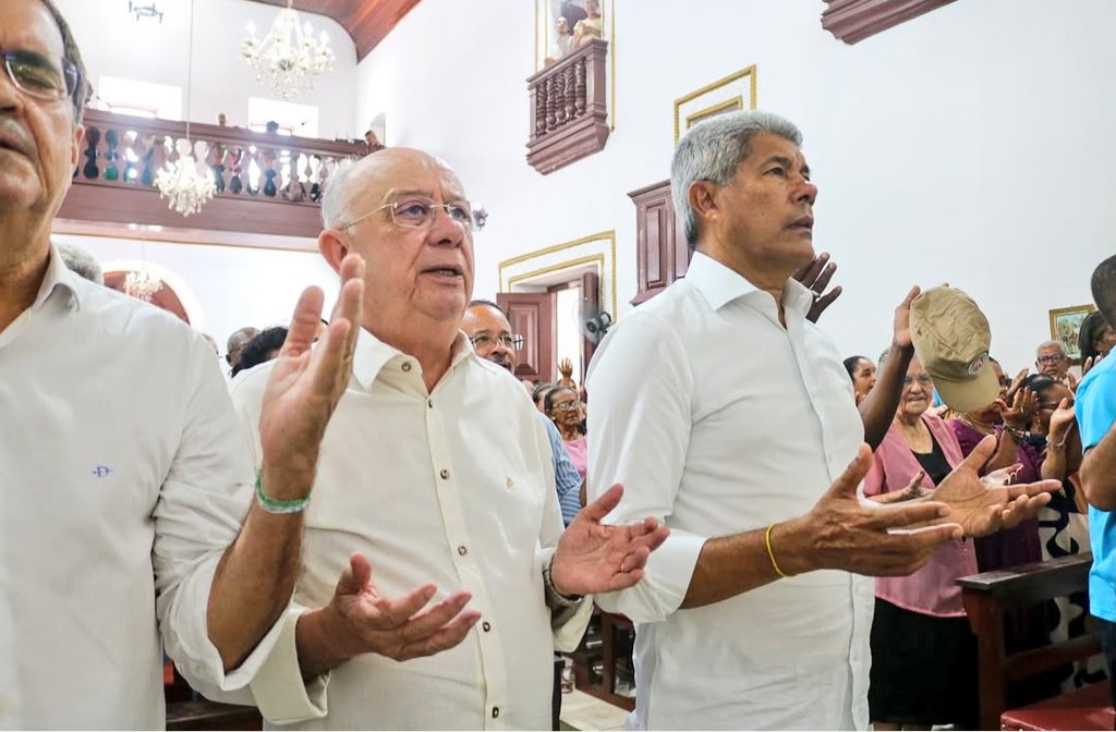 Zé Ronaldo e Jerônimo participam juntos de missa em meio à indefinição eleitoral do prefeito