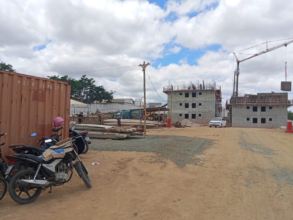 Transtornos, barulho e perturbação: obra de condomínio é suspensa no bairro Sim após tirar sossego de moradores