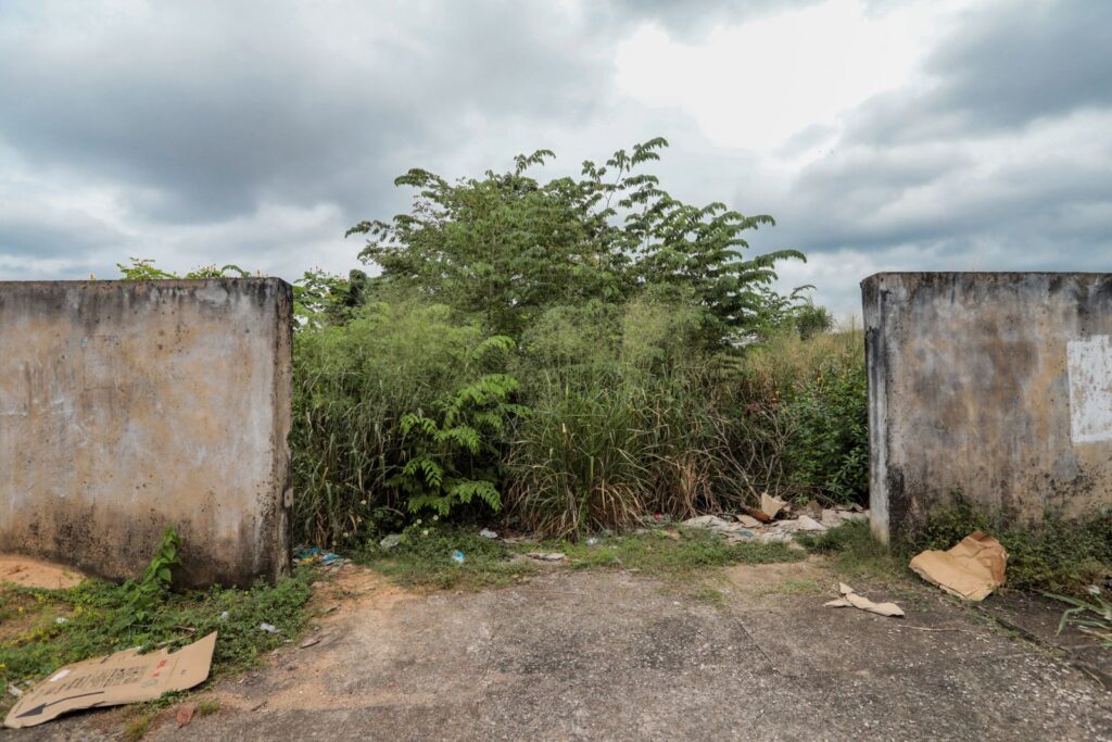 Fiscalização municipal avança e notifica proprietários por entulho e abandono de terrenos em Feira