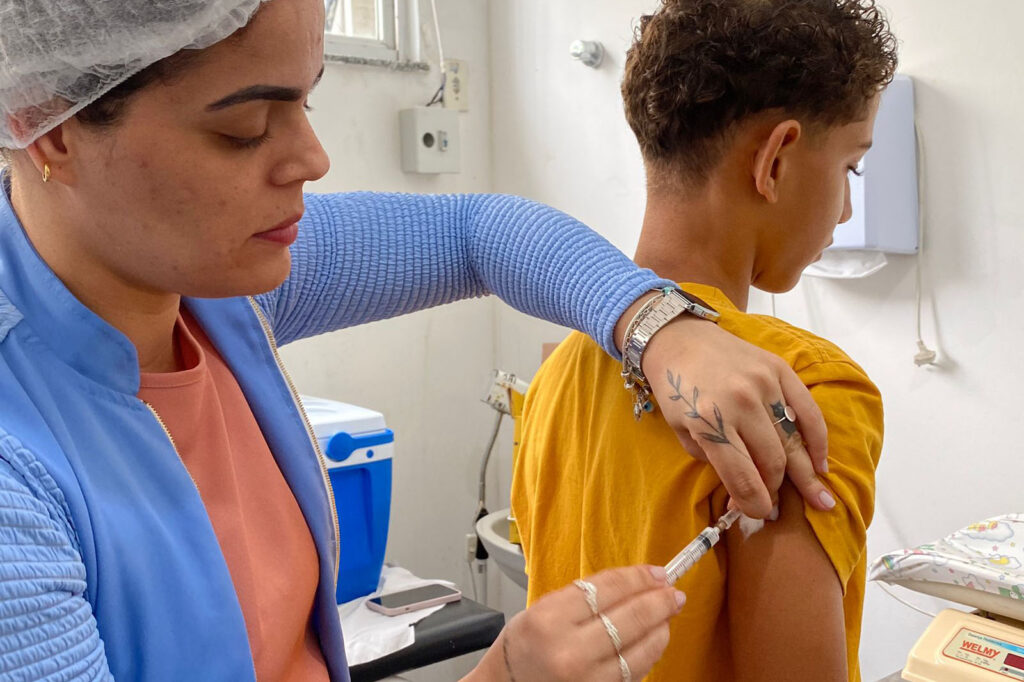 Secretaria de Saúde intensifica vacinação contra dengue para público de 10 a 14 anos em Feira