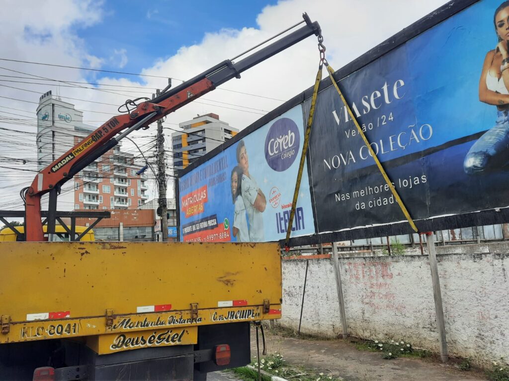 Prefeitura convoca empresas e estabelece prazo de 60 dias para regularização de outdoors em Feira de Santana