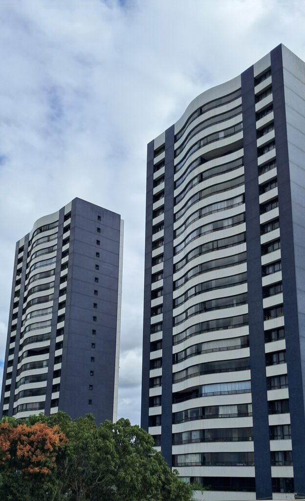 Quedas e oscilações de energia no bairro Santa Mônica provocam transtornos e prejuízos; moradores cobram providências da Coelba