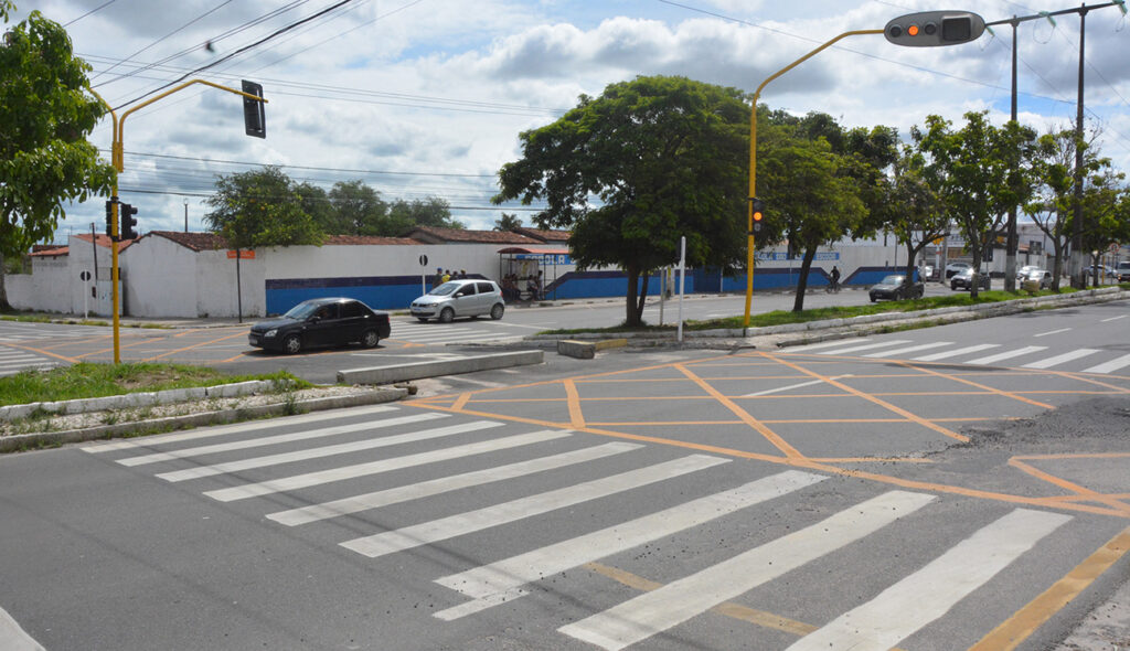 Indicação na Câmara pede reabertura de retornos na avenida Maria Quitéria