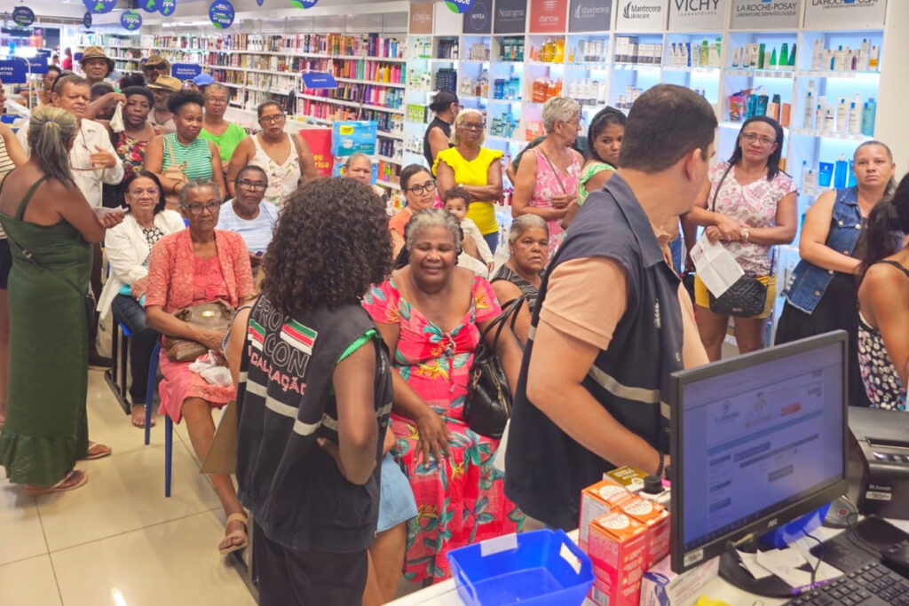 Operação em farmácias de Feira identifica produtos vencidos e irregularidades no atendimento
