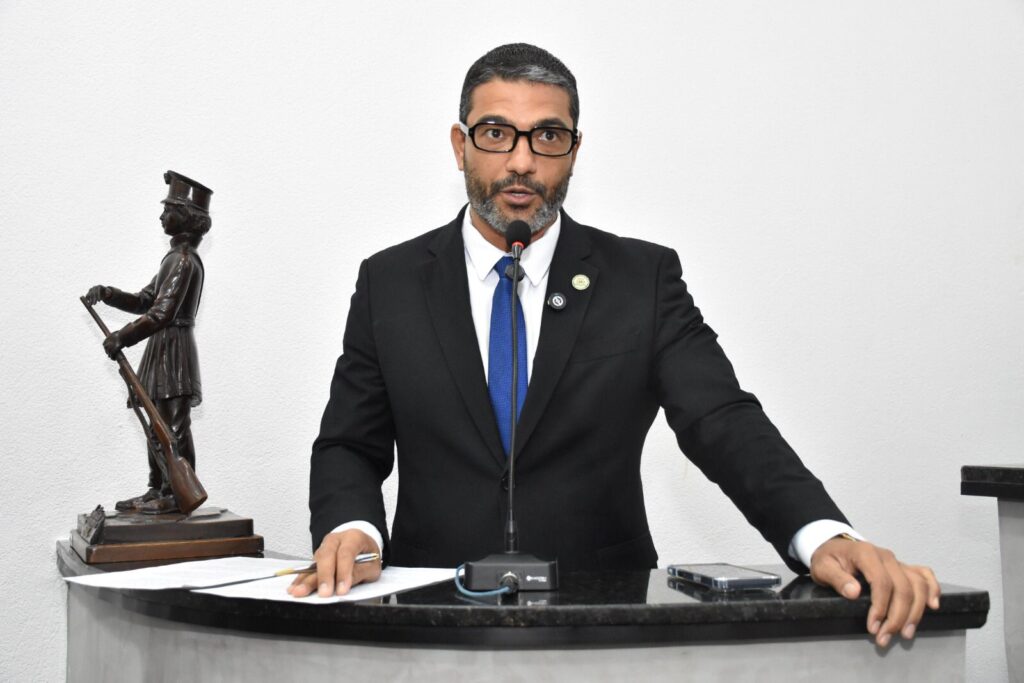 Vereador propõe construção de creche no Caseb e celebra reforma de praça no Parque Getúlio Vargas