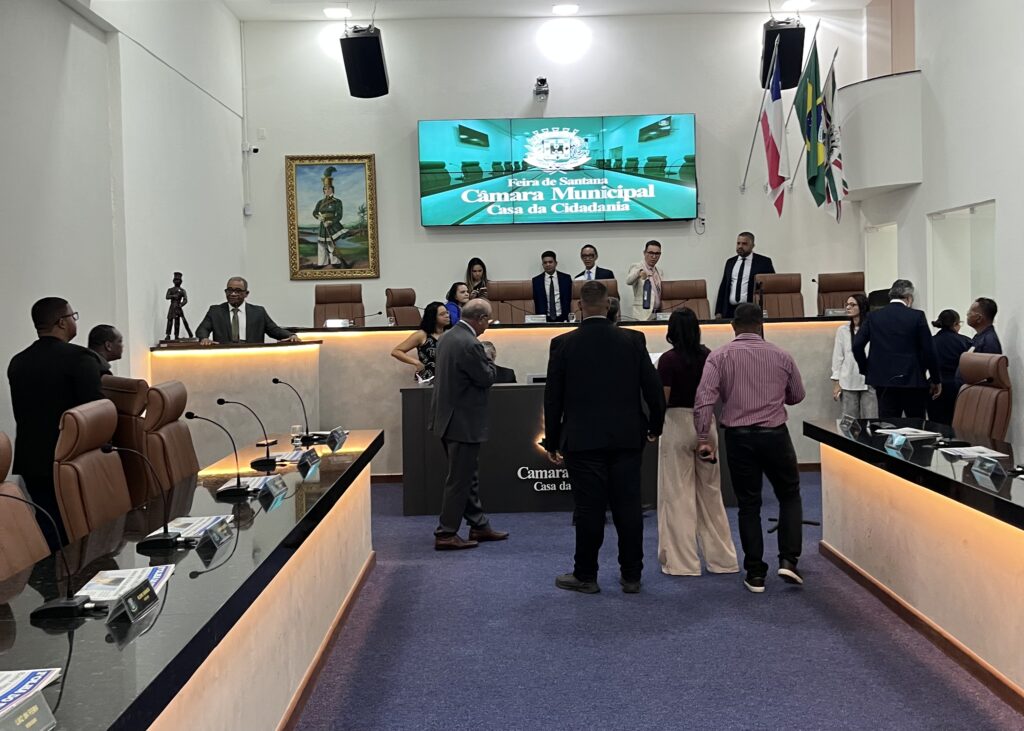 De 21 vereadores, apenas seis comparecem à Câmara de Feira e falta de quórum esvazia sessão nesta quarta